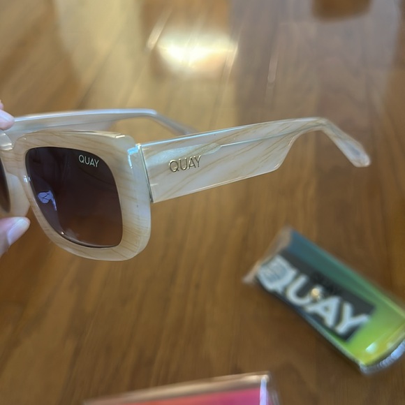 (2) QUAY SUNGLASSES